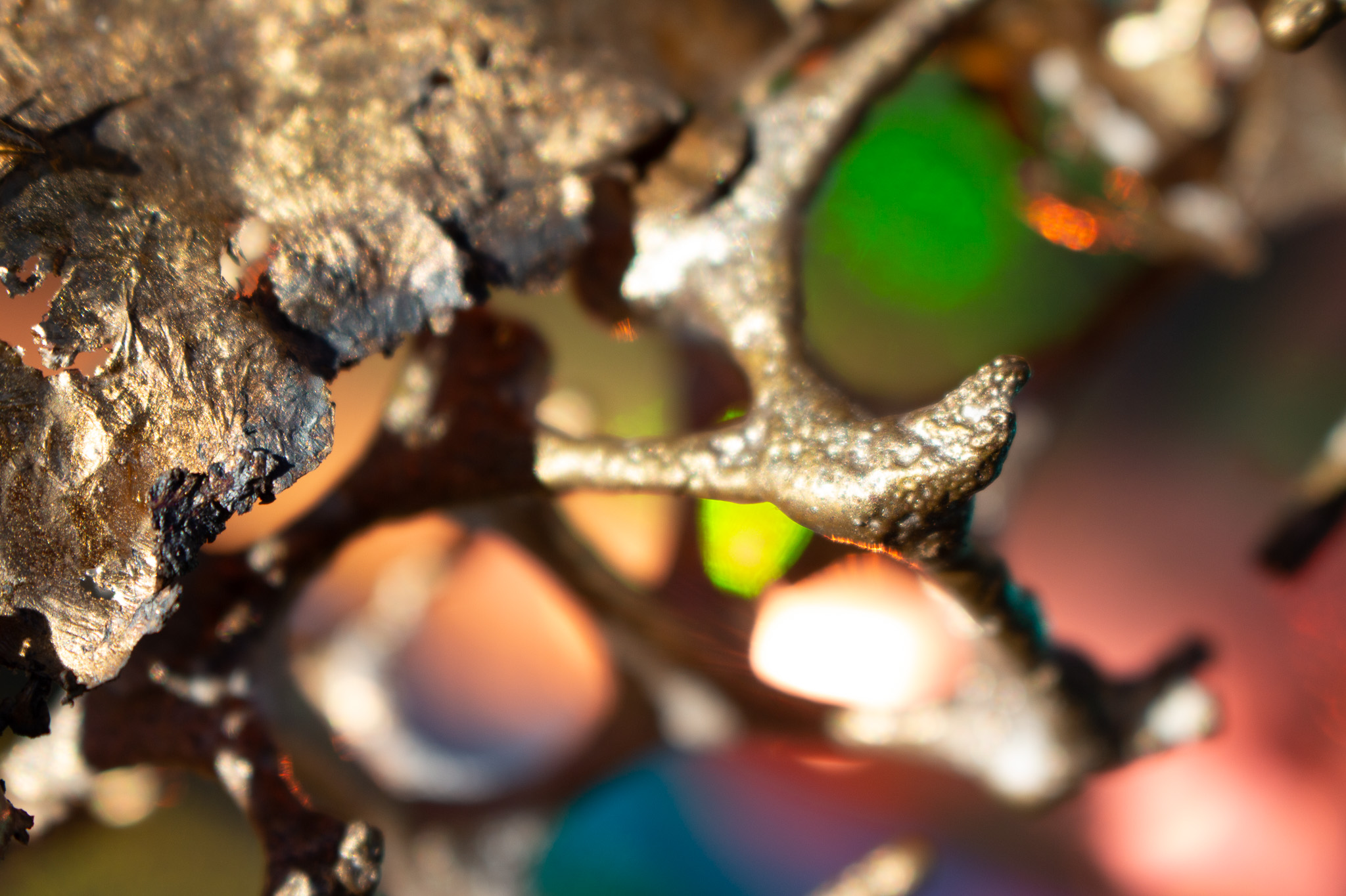 Visual Experiments with Alien Metals